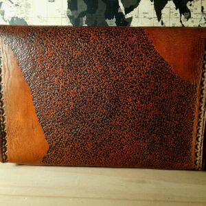 Pochette en cuir décorée